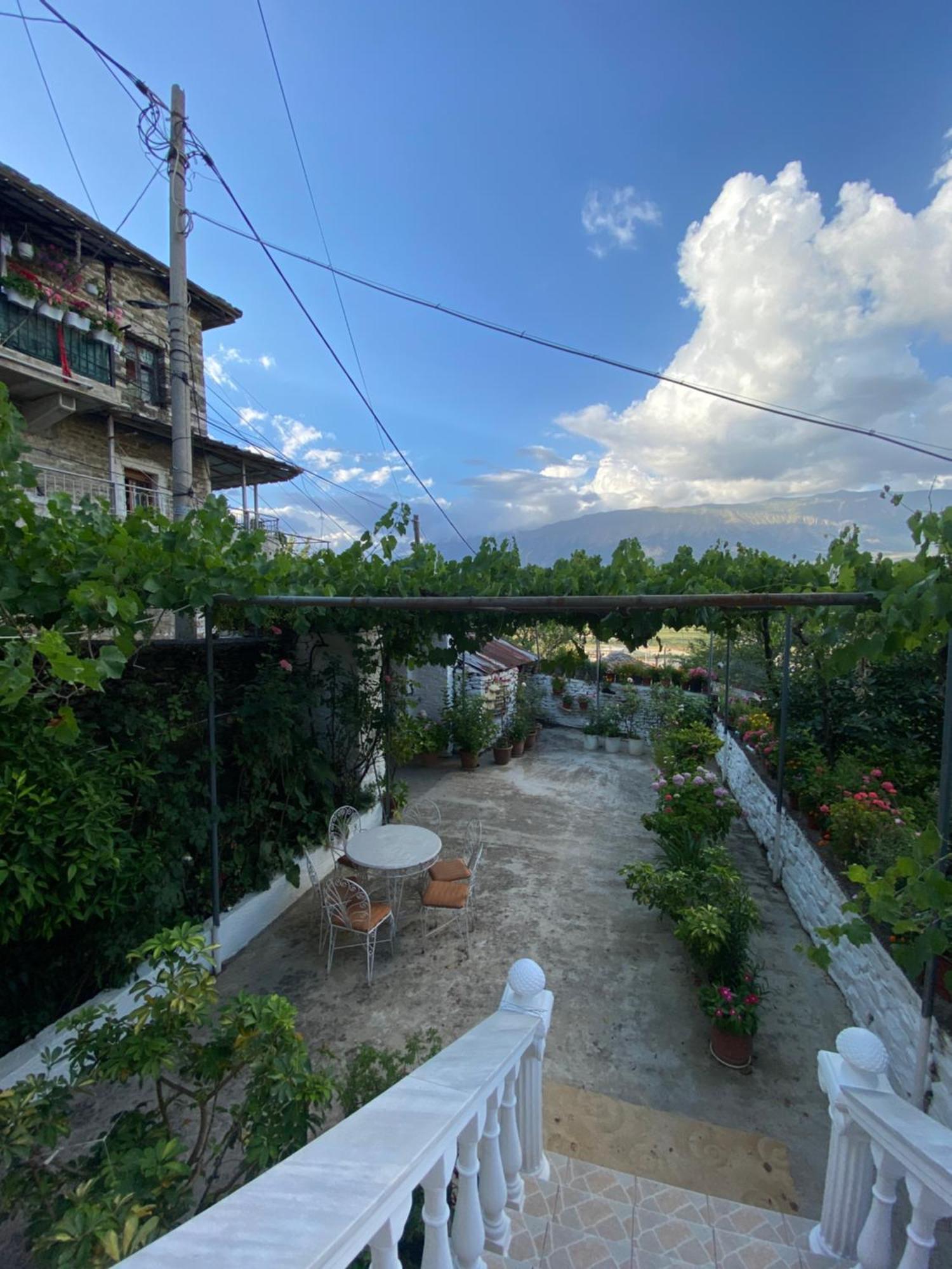 Stonetale Garden Guesthouse Gjirokastër Dış mekan fotoğraf