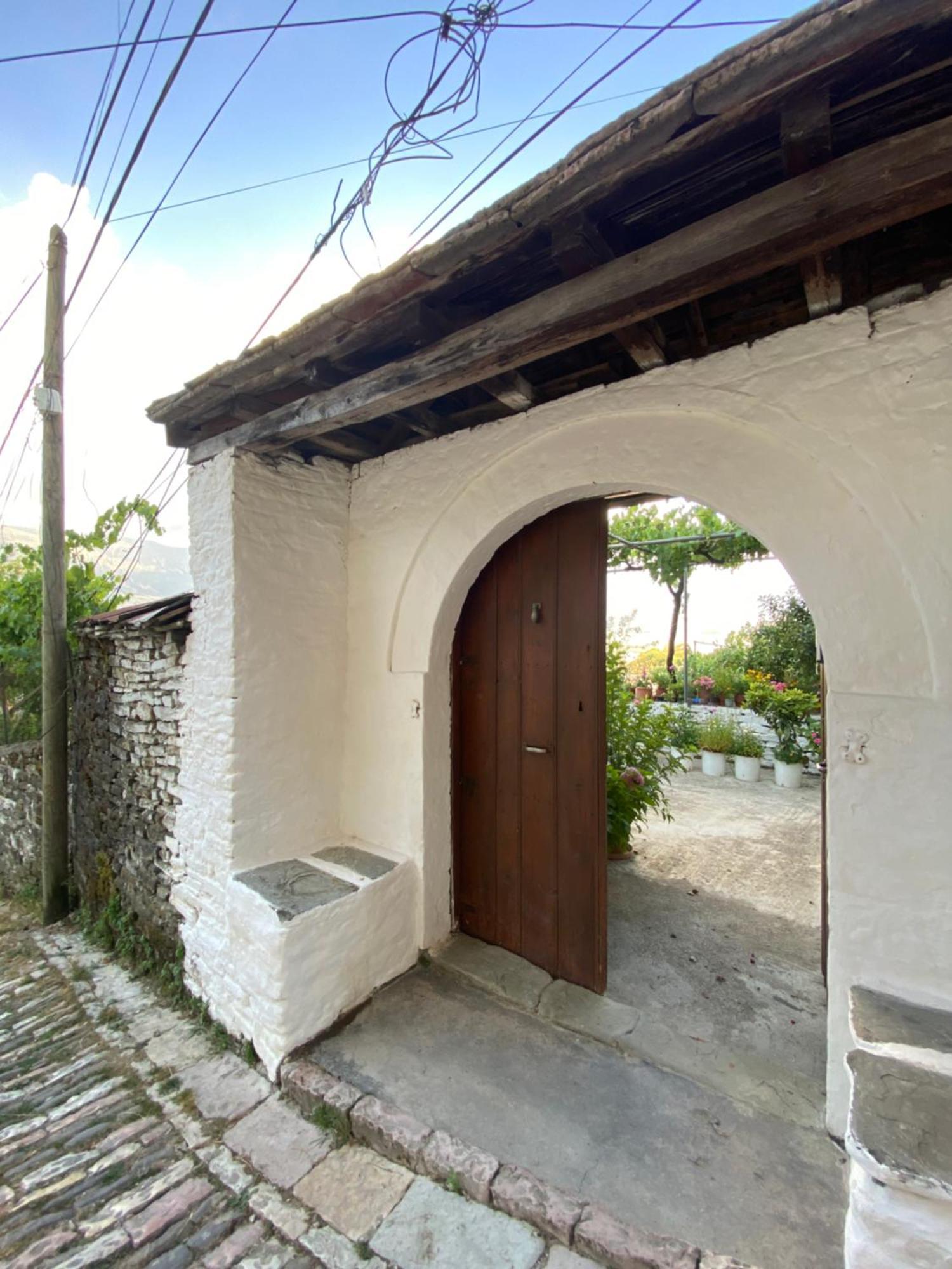 Stonetale Garden Guesthouse Gjirokastër Dış mekan fotoğraf